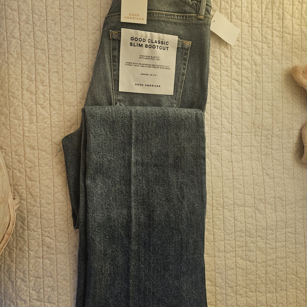 Good American Classic Slim Bootcut Jeans in Blue